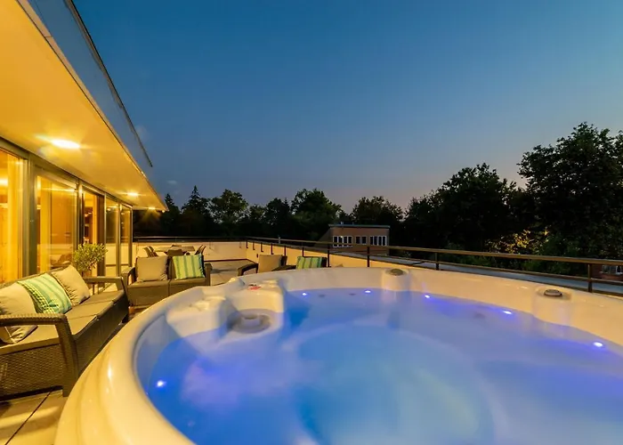 Moments - Emerald Penthouse דירה